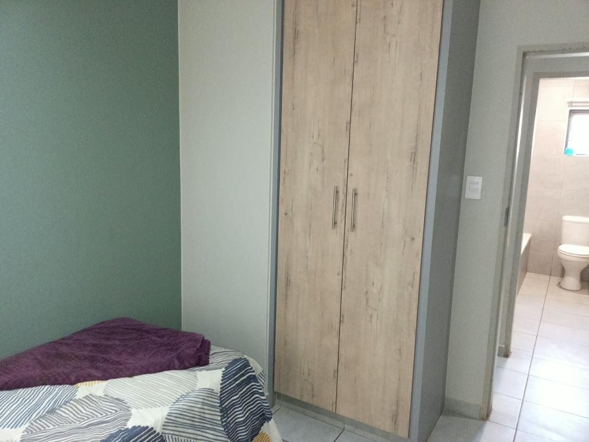 Photo 18 of 28