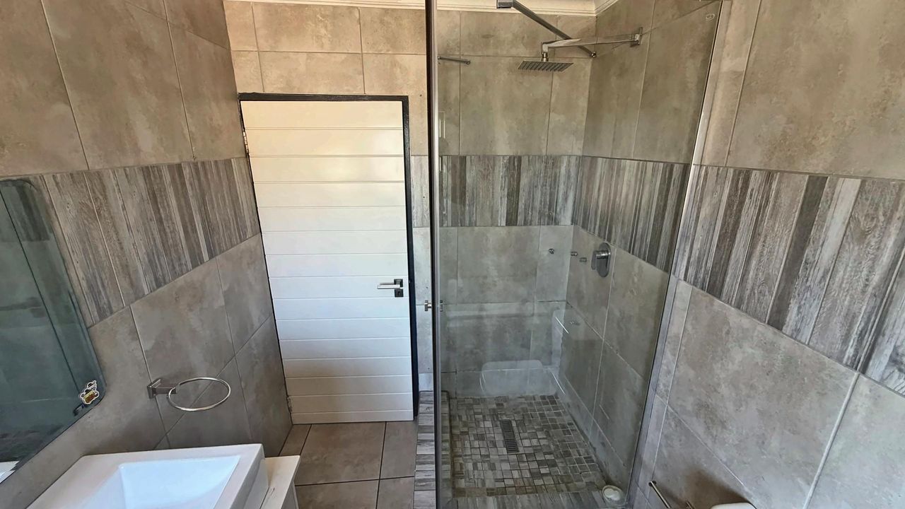 Photo 12 of 28