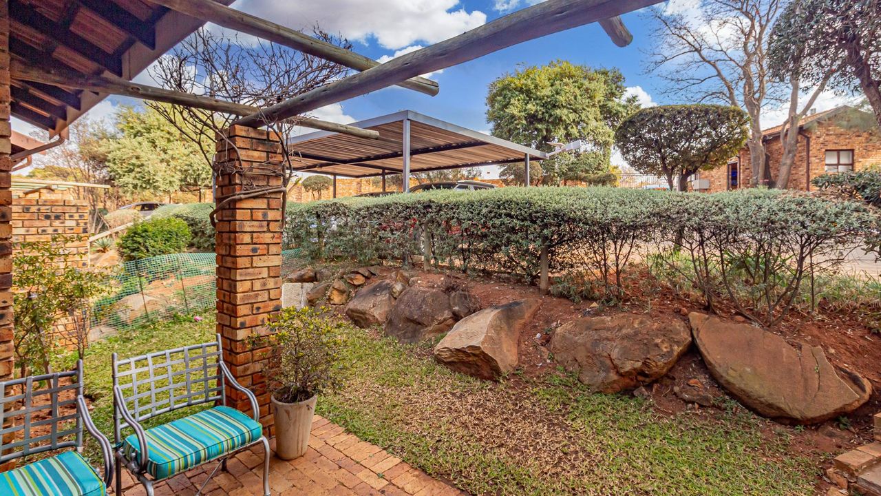 3 Bedroom townhouse - sectional for sale in North Riding AH, Randburg