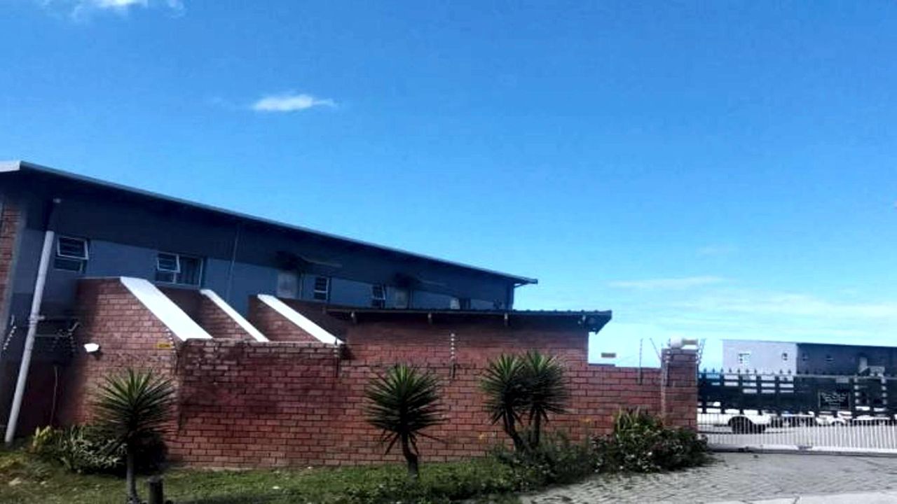 Photo 3 of 18