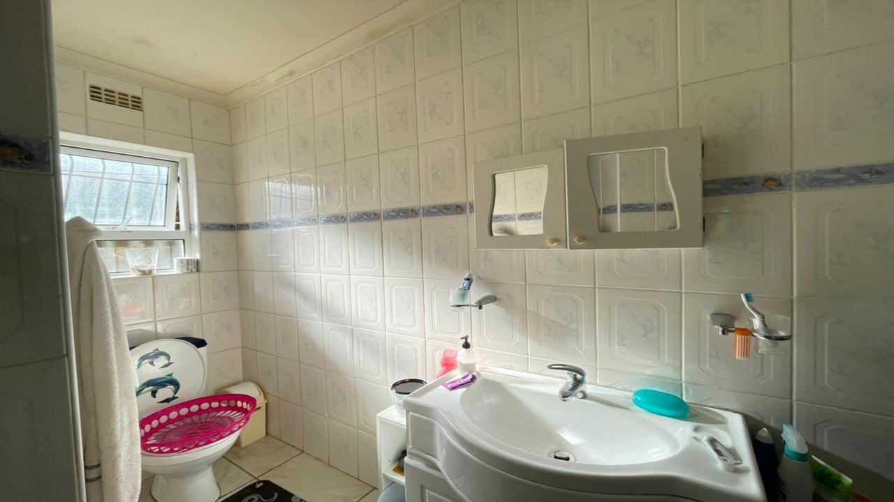 Photo 16 of 23