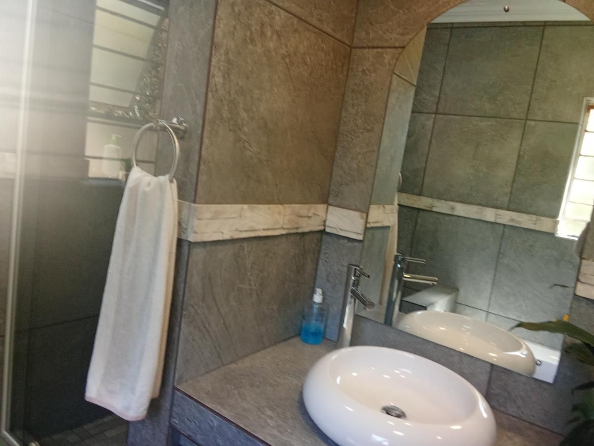 Photo 16 of 25