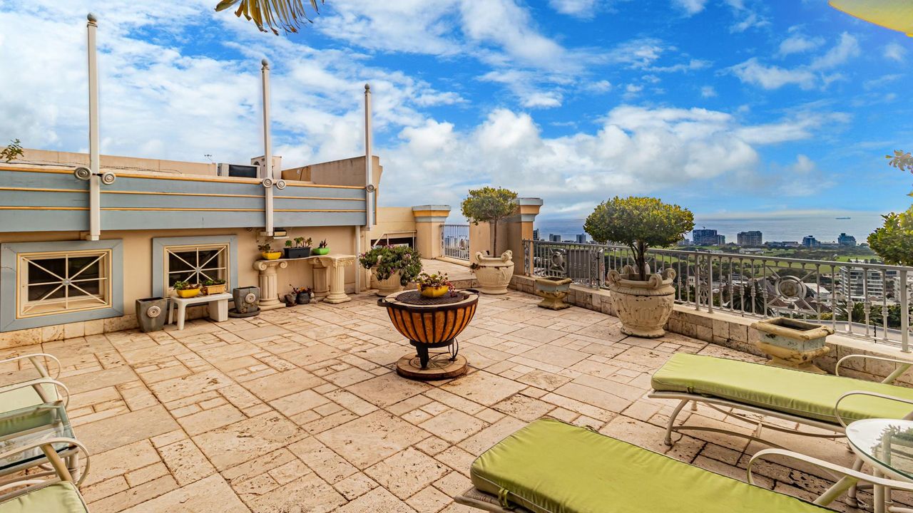 Photo of 3 Bedroom house for sale in Green Point, Cape Town