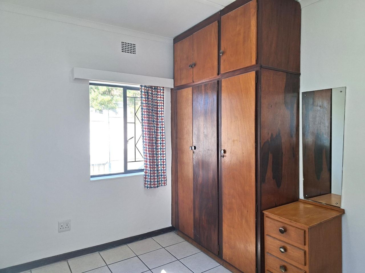 Photo 16 of 28