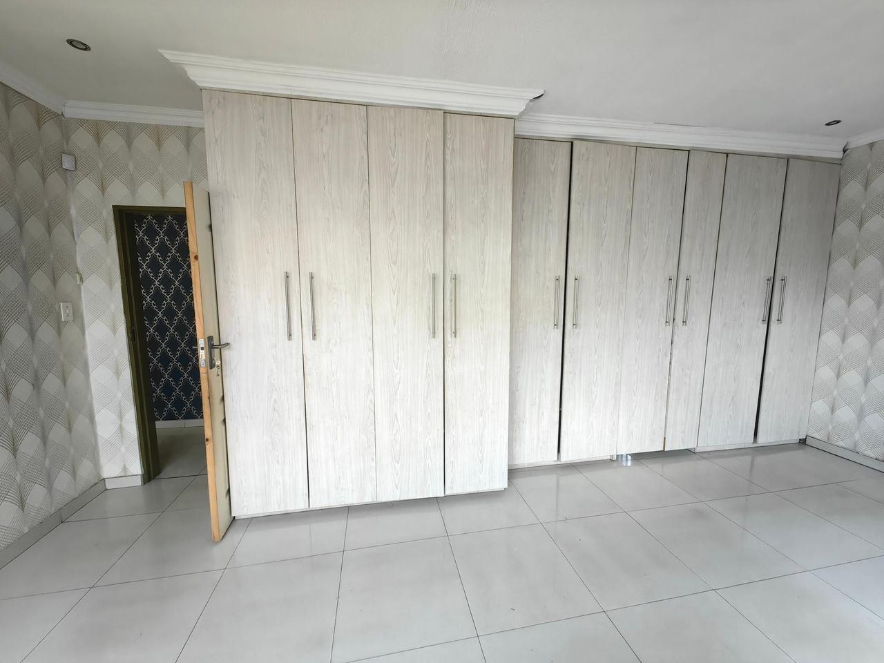 Photo 18 of 28