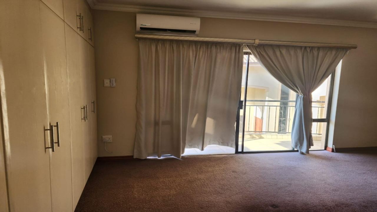 Photo 17 of 24