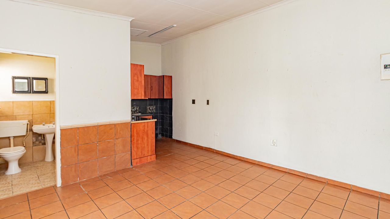 Photo 16 of 28