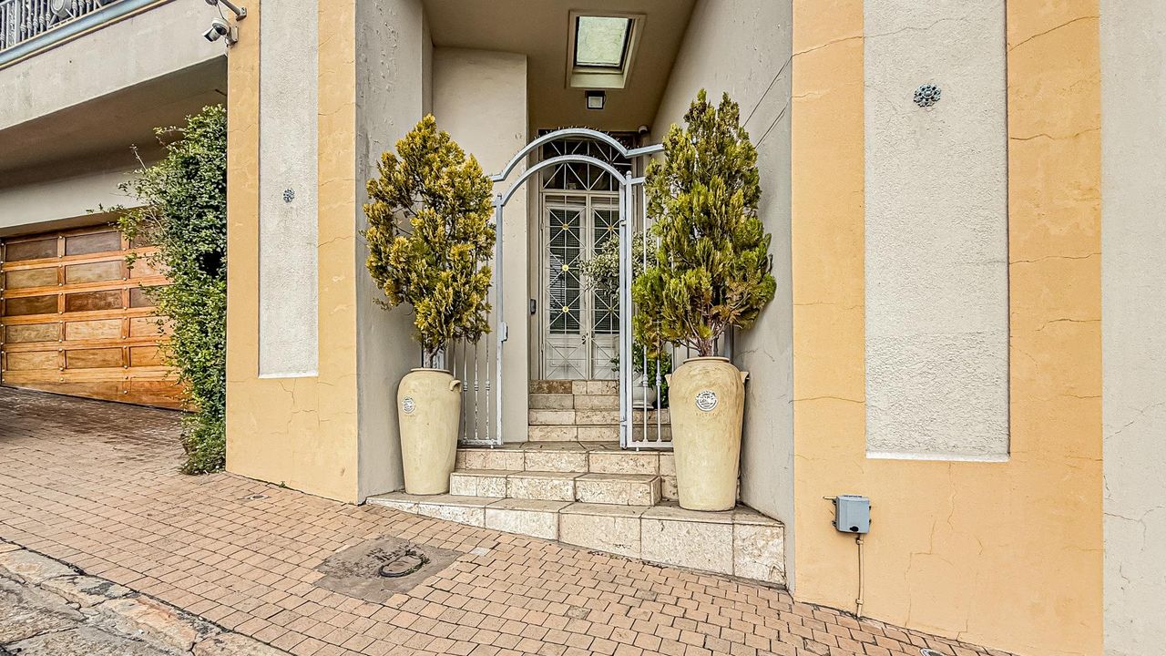 Photo of 3 Bedroom house for sale in Green Point, Cape Town