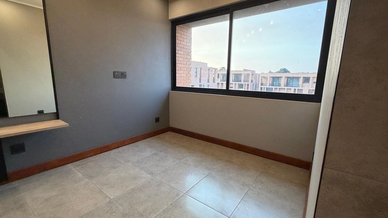 Photo 16 of 28