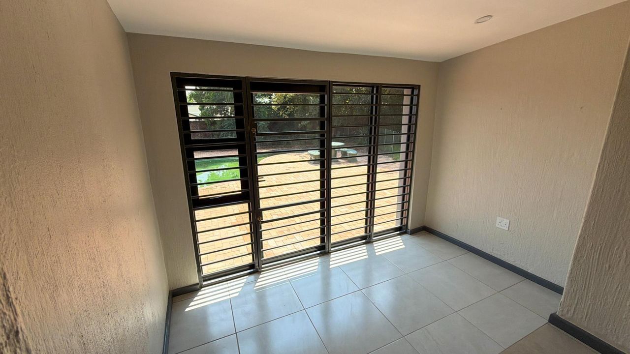 Photo 16 of 30