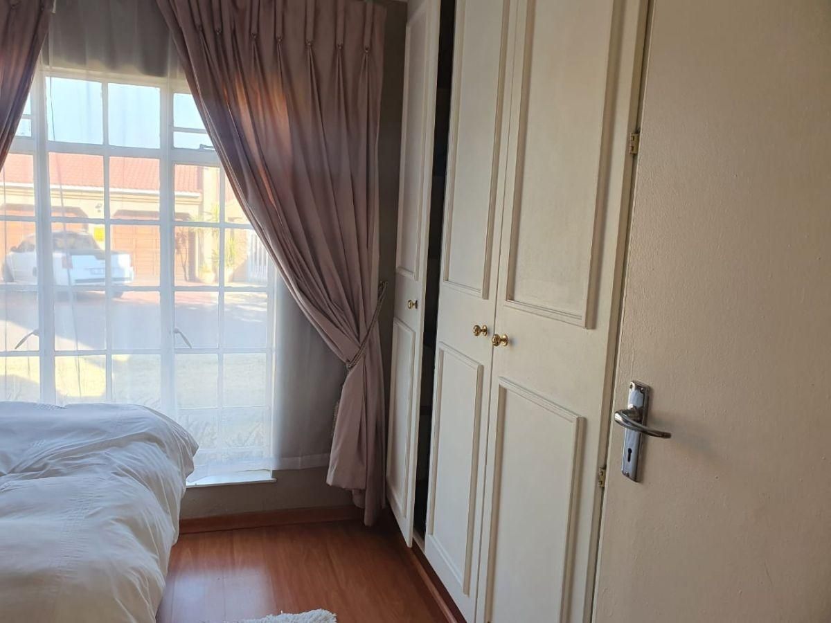 Photo of 2 Bedroom townhouse - freehold to rent in Secunda