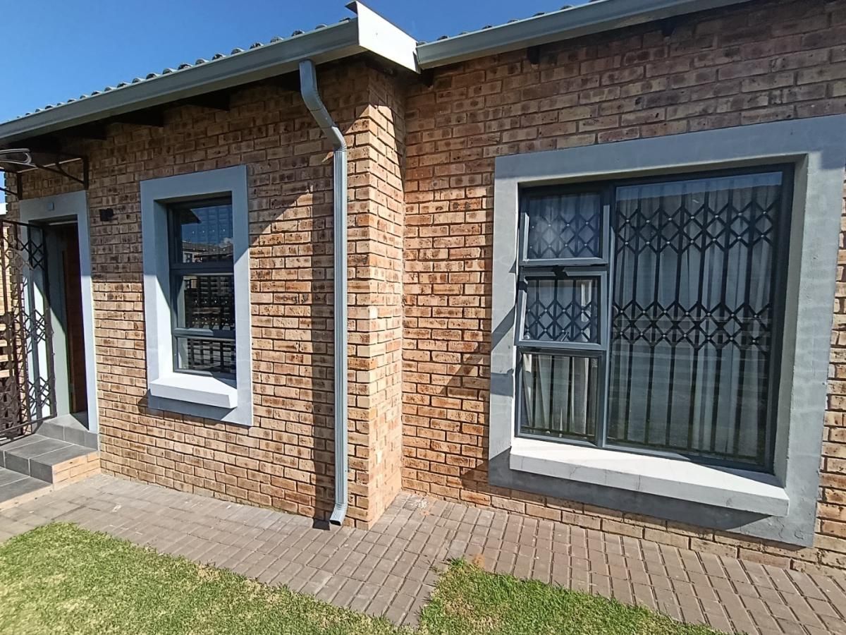 Photo of 2 Bedroom apartment for sale in Groblerpark, Roodepoort