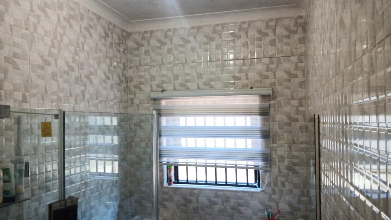 Photo 16 of 32