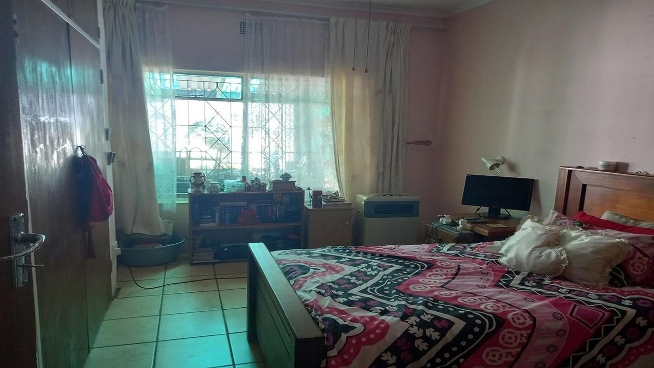 Photo 4 of 34