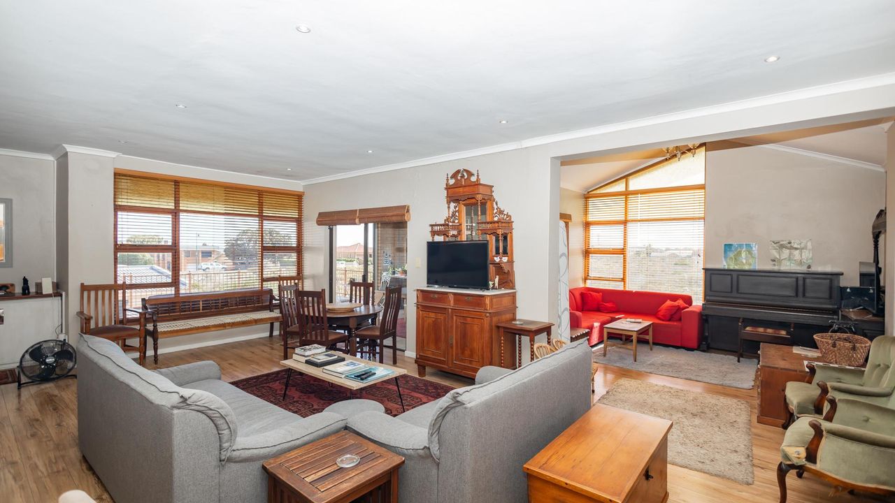 Photo of 6 Bedroom house sold in Middedorp, Langebaan