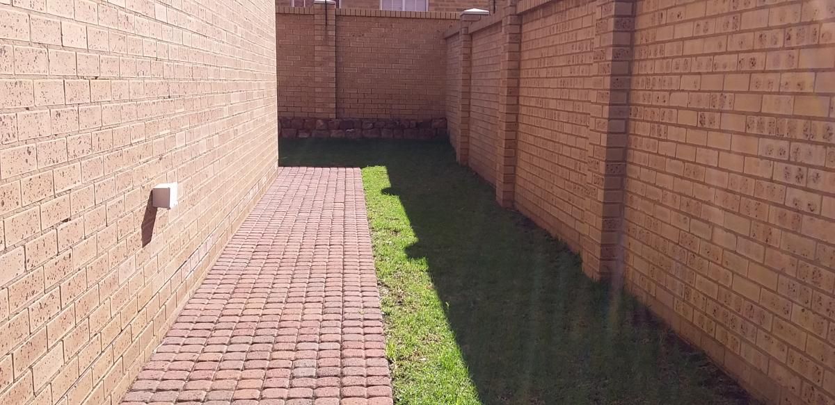 Photo 18 of 25