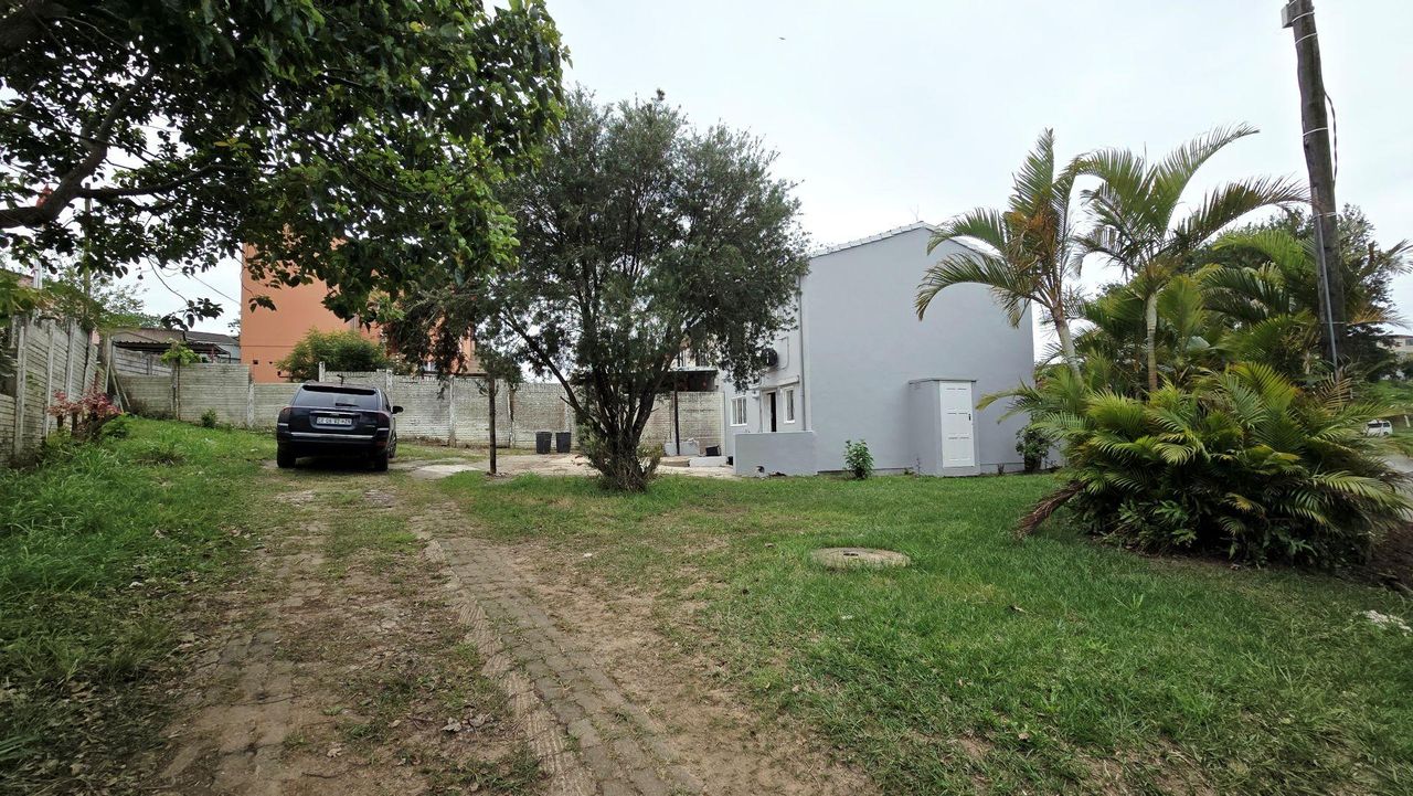 Photo 3 of 27