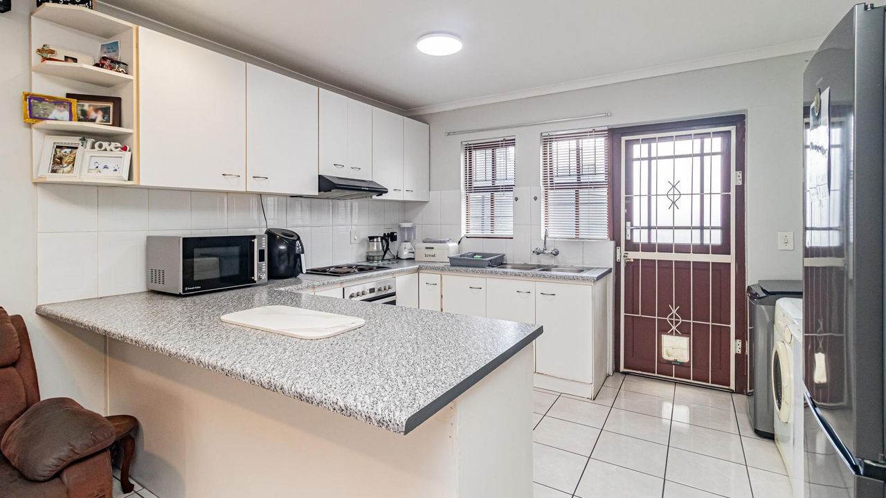Photo of 2 Bedroom house for sale in Oakglen, Bellville