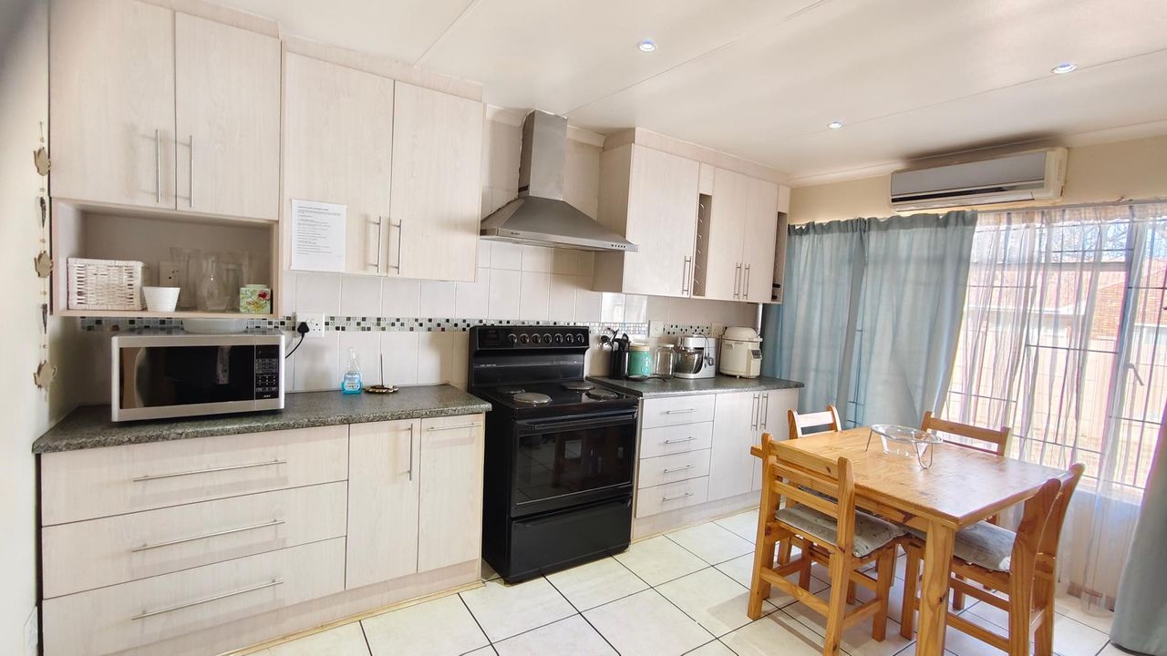 Photo of 6 Bedroom house for sale in Pellissier, Bloemfontein