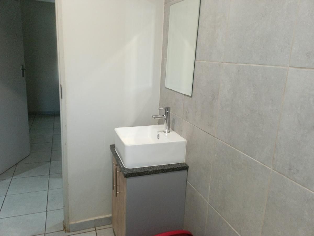 Photo 16 of 28