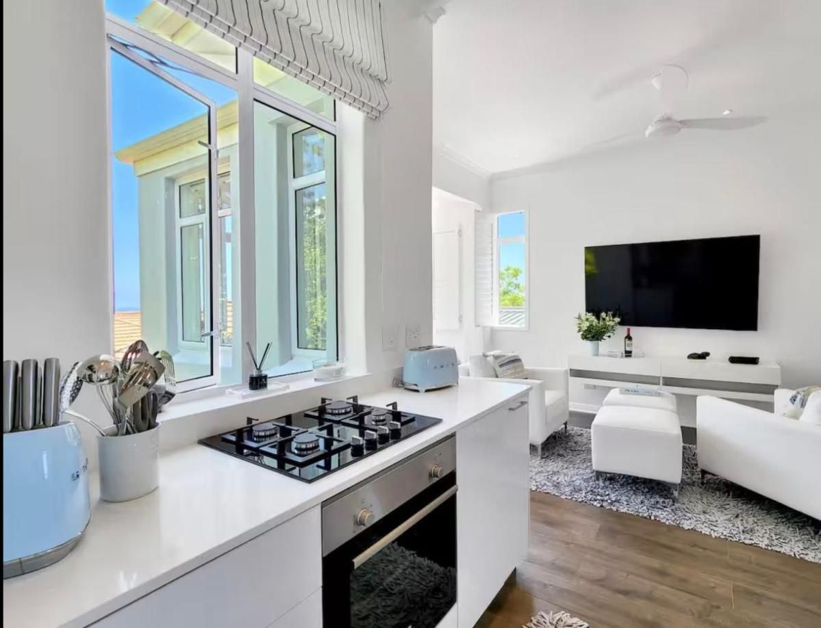 Bachelor Apartment to rent in Green Point, Cape Town