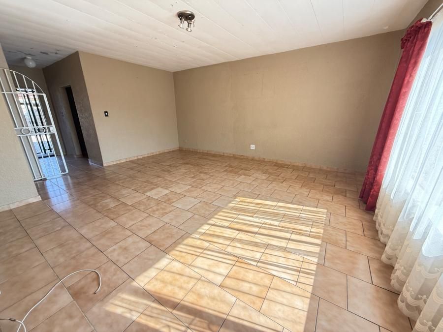 Photo of 2 Bedroom flat for sale in Lewisham, Krugersdorp