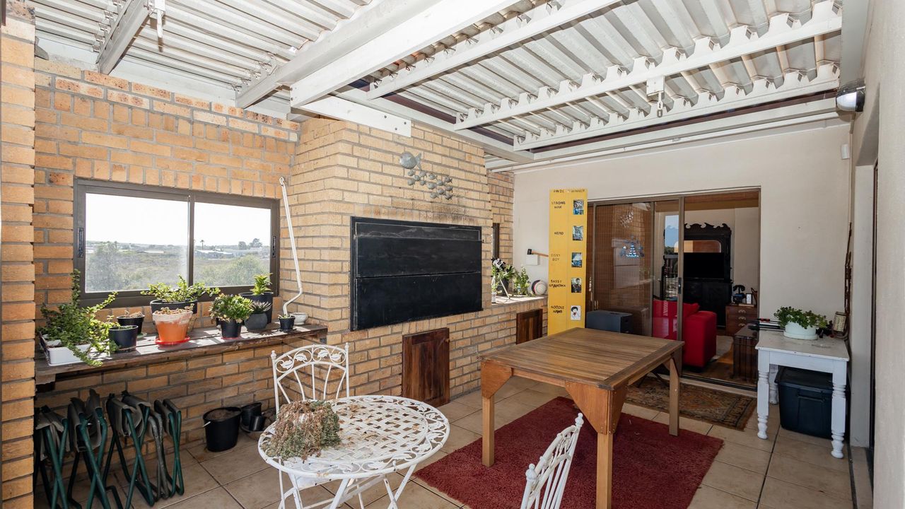 Photo of 6 Bedroom house sold in Middedorp, Langebaan