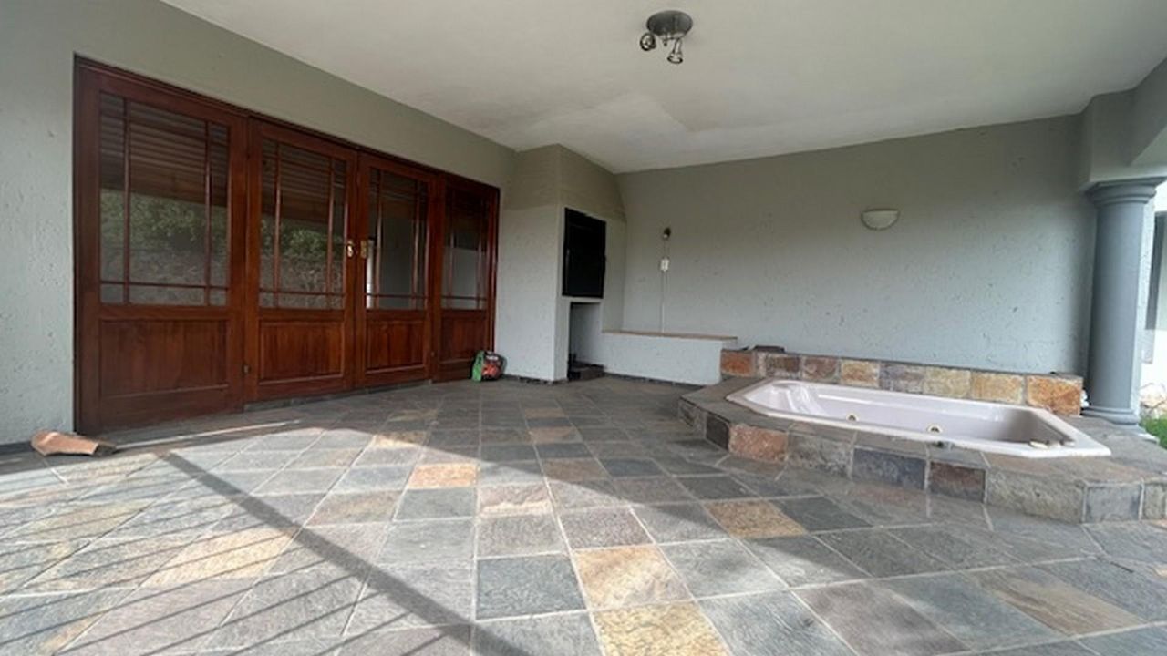 Photo 8 of 28