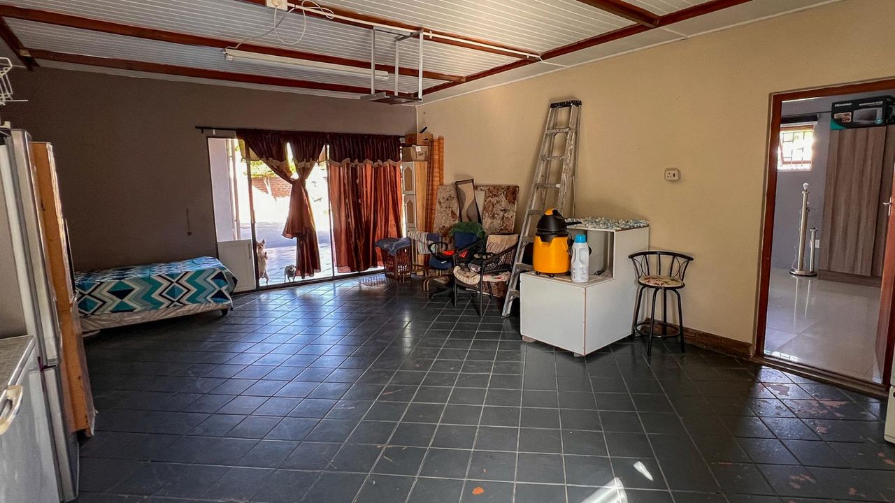 Photo 17 of 28