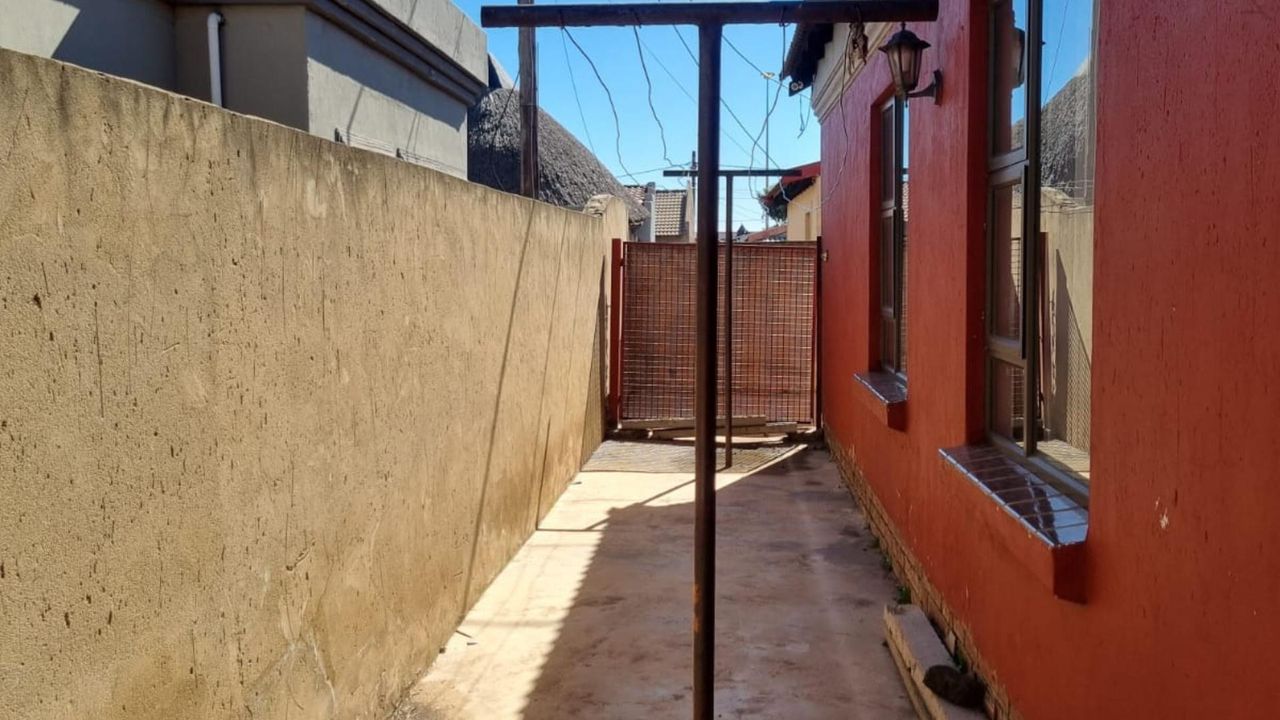 Photo 3 of 31