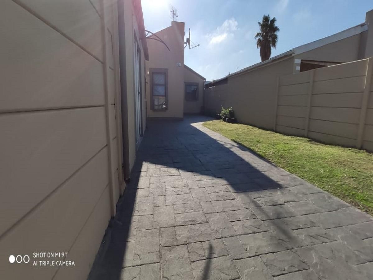 Photo 3 of 21